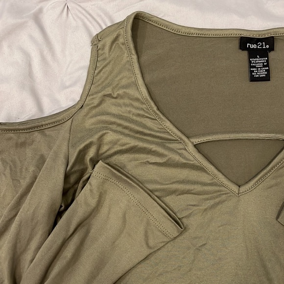 Rue21 Green Shoulder Cut Out Long Sleeve Top - Picture 3 of 3